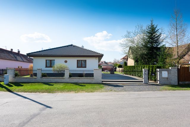 Bungalov Dlouhá Lhota, Dlouhá Lhota u Dobříše
