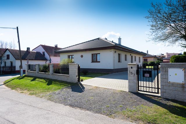 Bungalov Dlouhá Lhota, Dlouhá Lhota u Dobříše