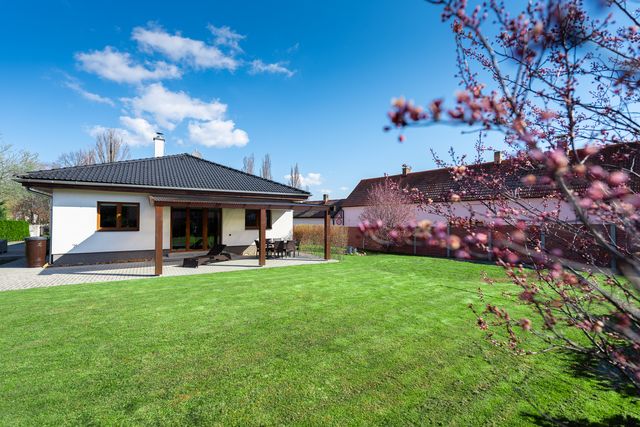 Bungalov Dlouhá Lhota, Dlouhá Lhota u Dobříše