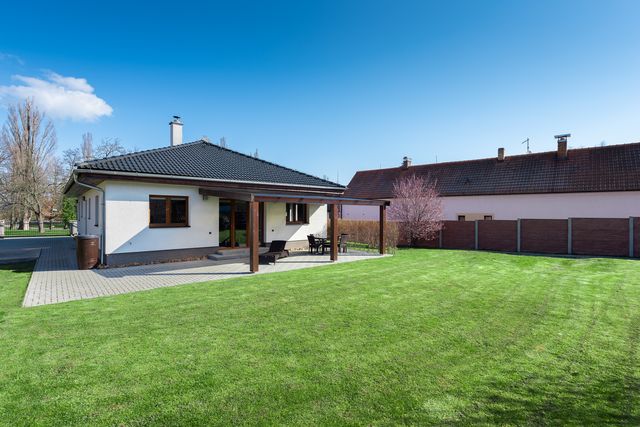 Bungalov Dlouhá Lhota, Dlouhá Lhota u Dobříše
