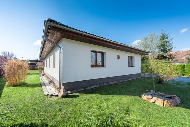 Bungalov Dlouhá Lhota, Dlouhá Lhota u Dobříše