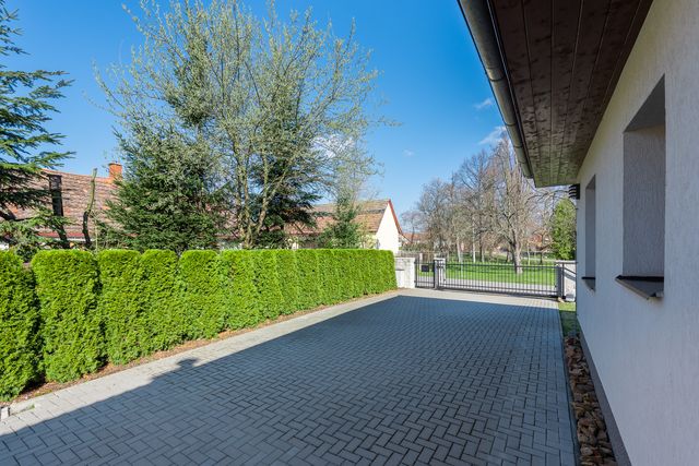 Bungalov Dlouhá Lhota, Dlouhá Lhota u Dobříše