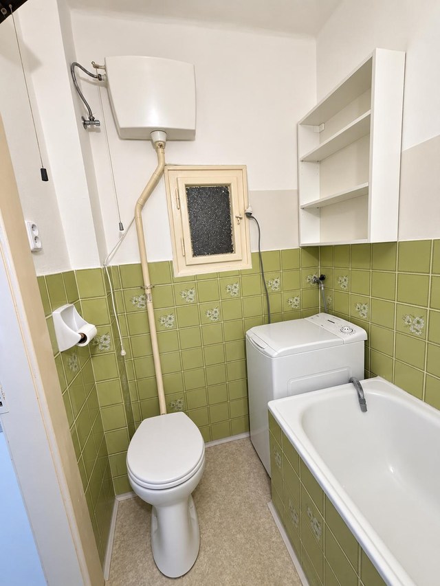 Koupelna s vanou, WC a pračkou