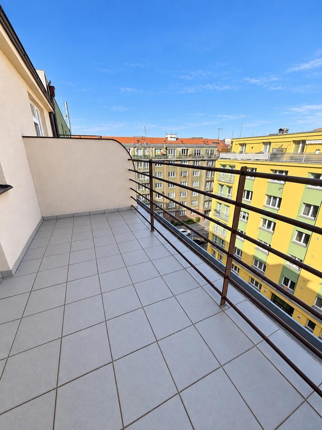 Balkon a okolní domy