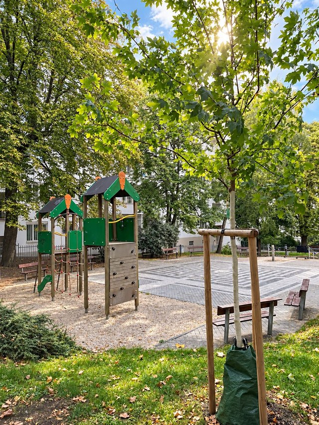Hřiště s prolézačkou ve vnitrobloku