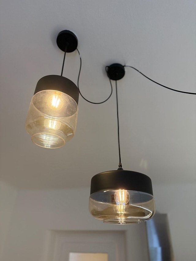 Designová závěsná svítidla nad jídelním stolem