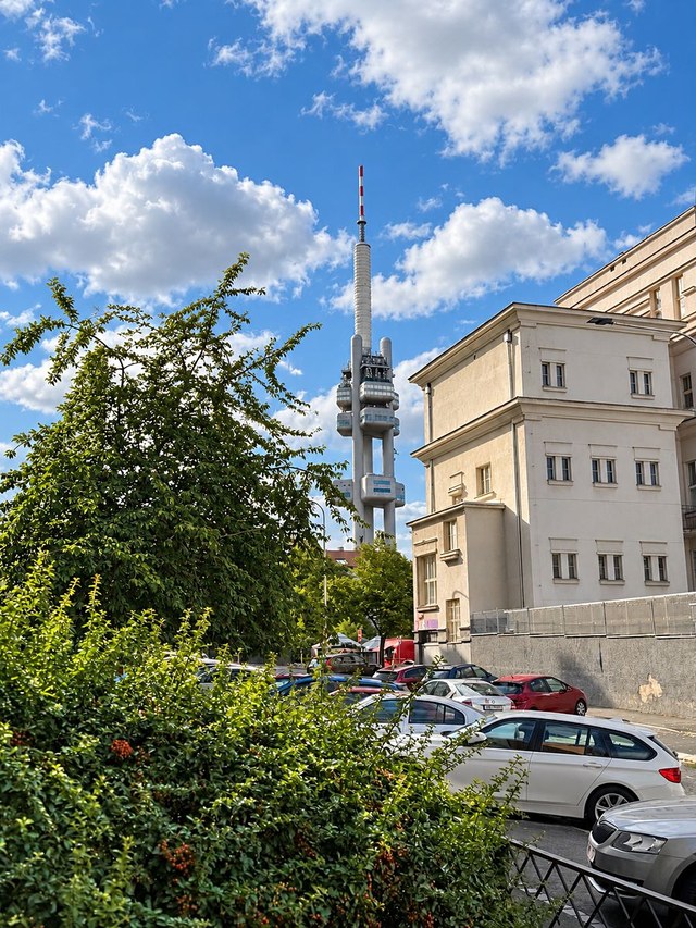 Žižkovská televizní věž nad ulicí nedaleko domu