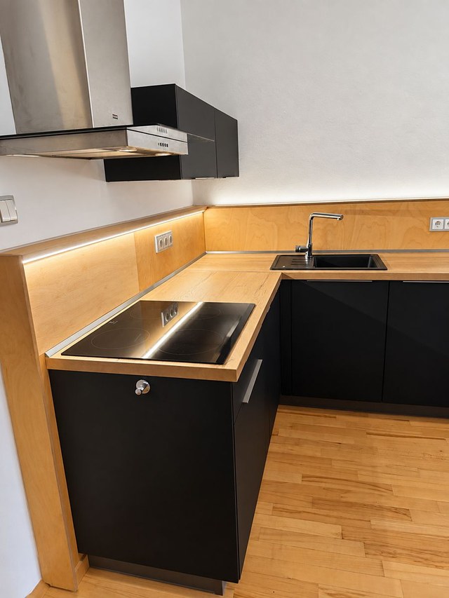 Kuchyňská linka se sklokeramickou deskou a podsvícenou pracovní plochou