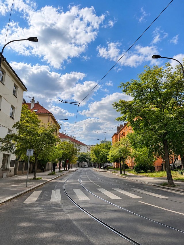 Ulice V Zálomu s tramvajovou tratí v Nuslích