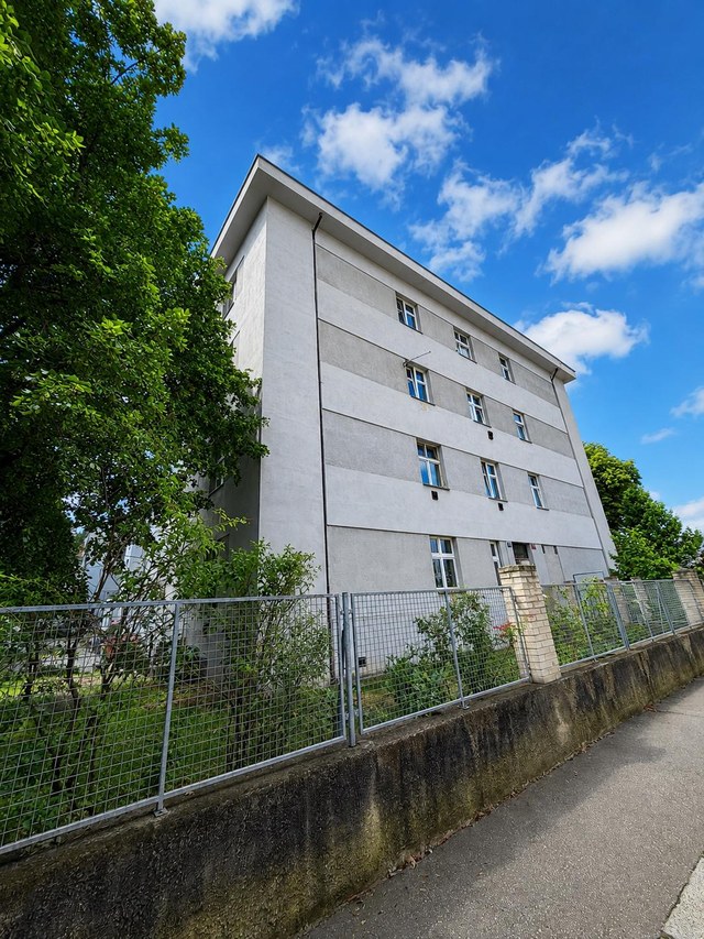 Činžovní dům, ve kterém byt je, při pohledu z ulice