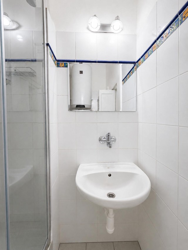 Samostatné WC s umyvadlem