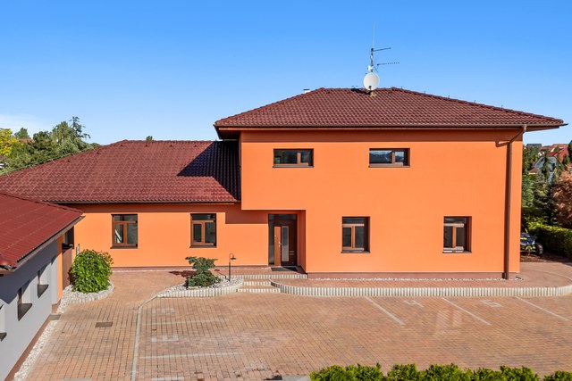 Letecký pohled na průčelí domu a dlážděný dvůr