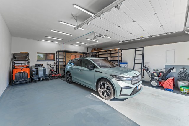 Garáž s elektromobilem a zahradní technikou