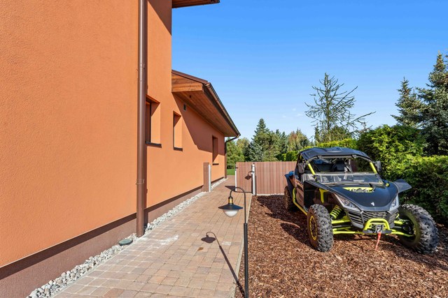 Terénní buggy u boční stěny domu