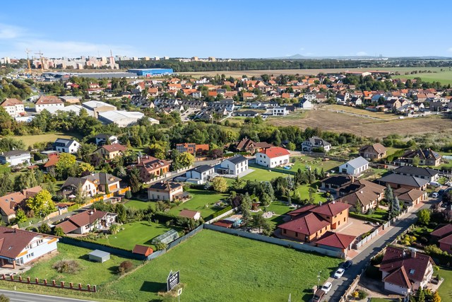 Letecký pohled na dům a okolní obec