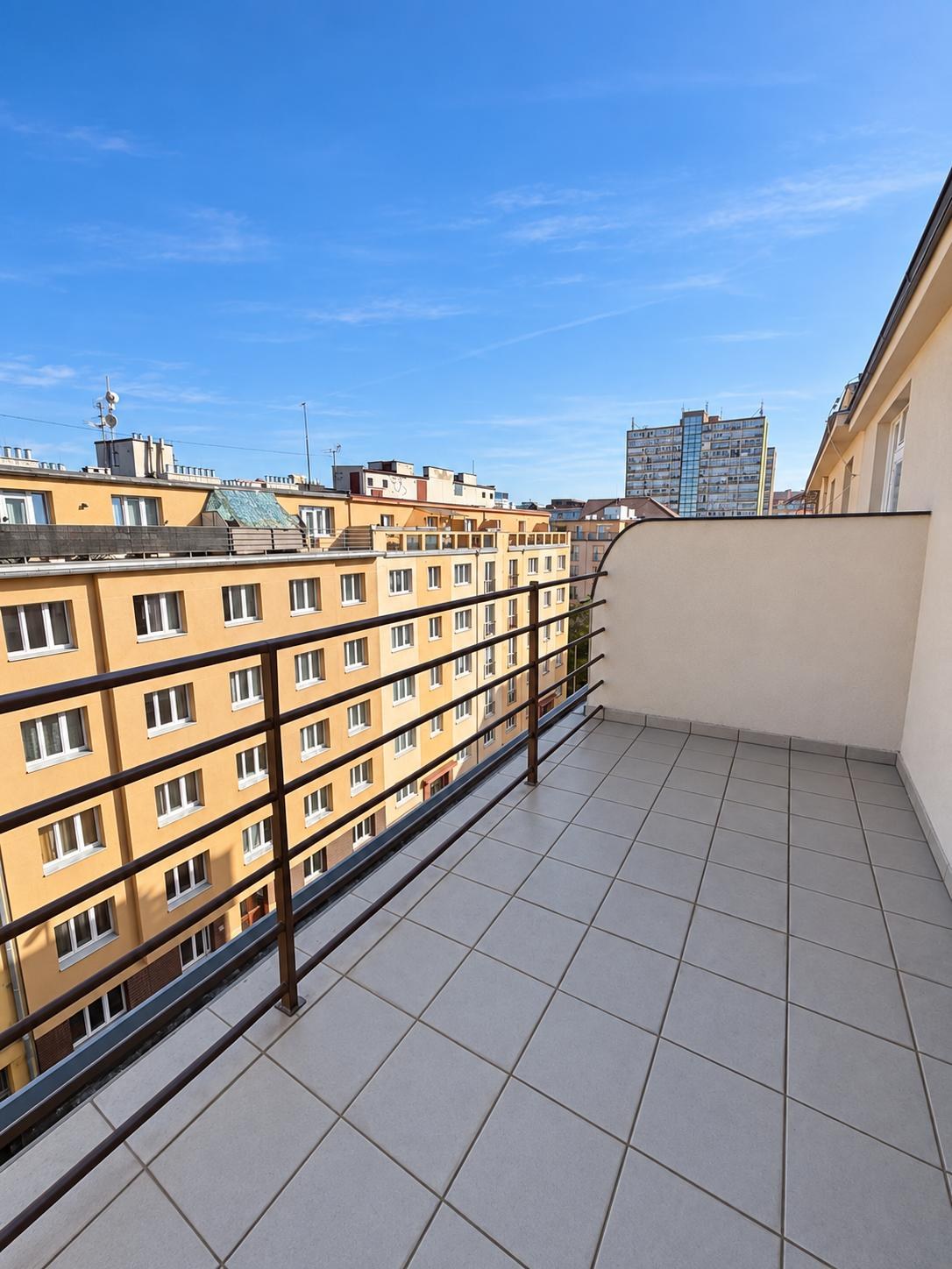 Balkon s výhledem na pražské střechy