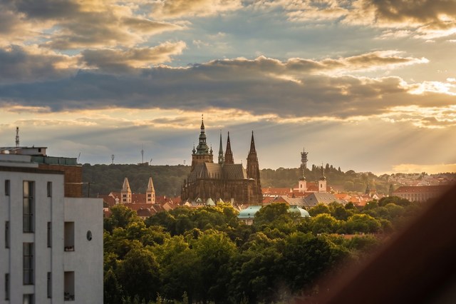 Výhled na Pražský hrad a Petřín z mezonetu na Letné