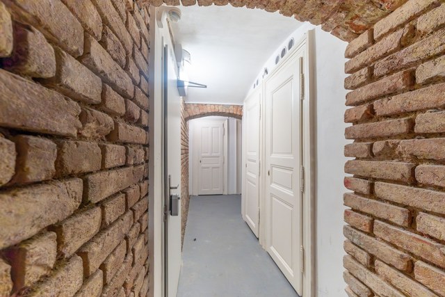 Cihlový klenutý průchod ve vstupní části