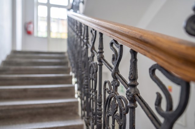 Detail kovaného zábradlí a dřevěného madla