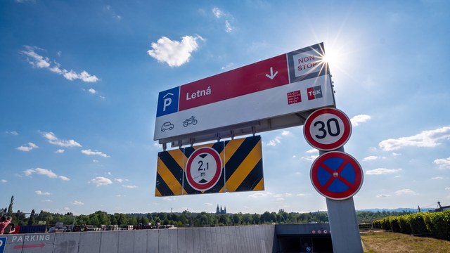 Vjezd do podzemních garáží Letná s parkovacím stáním k bytu