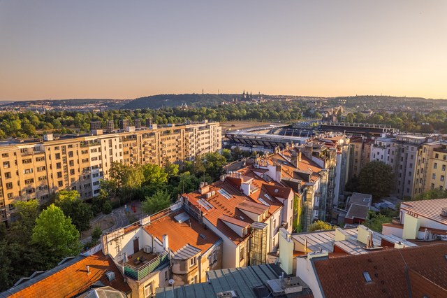 Letecký pohled na letenské střechy za soumraku