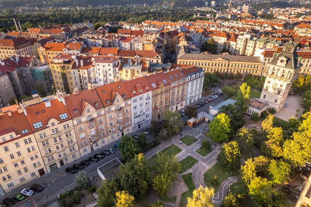 Letecký pohled na Letnou s parkem a činžovní zástavbou
