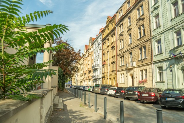 Ulice Na Výšinách s činžovními domy na Letné