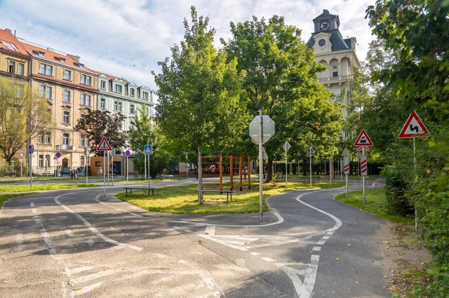Křižovatka u domu s Letenskou vodárenskou věží v pozadí