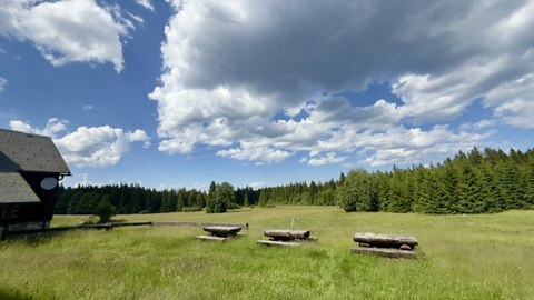 Louka a venkovní posezení u penzionu