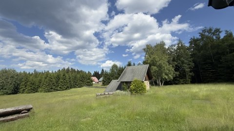Vedlejší stavba na pozemku u lesa
