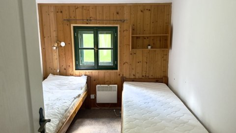 Dvoulůžkový pokoj s dřevěným obkladem
