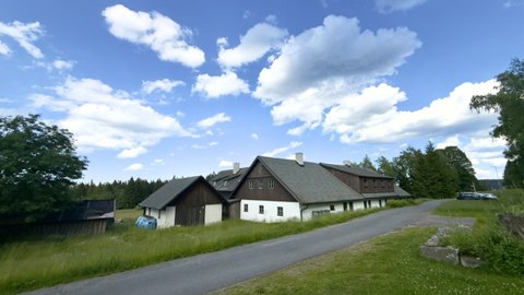 Penzion při pohledu od příjezdové cesty