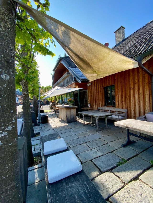Terasa Kvildy Café se stínicí plachtou