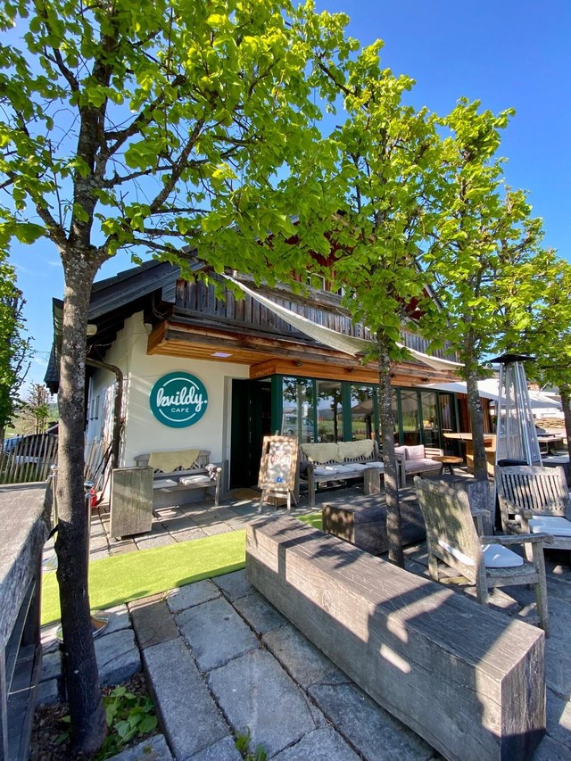Vstup do Kvildy Café a venkovní posezení pod stromy