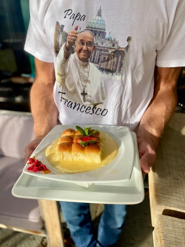 Servírování dezertu v Kvildy Café