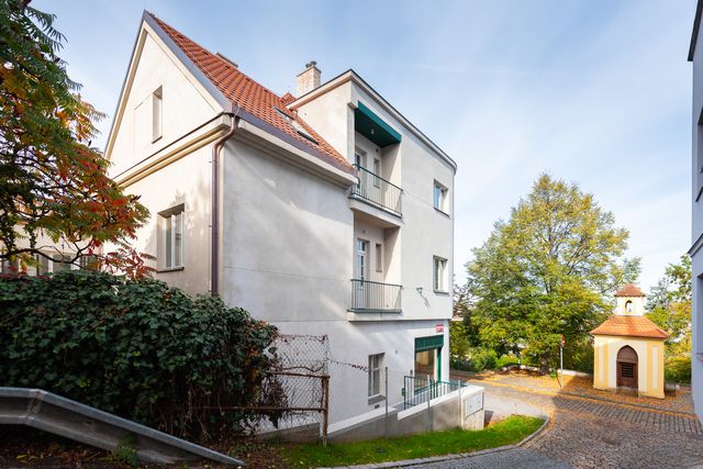Mezonet s tyrkysovým schodištěm, Praha