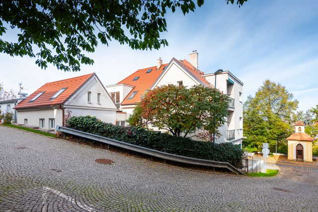 Mezonet s tyrkysovým schodištěm, Praha