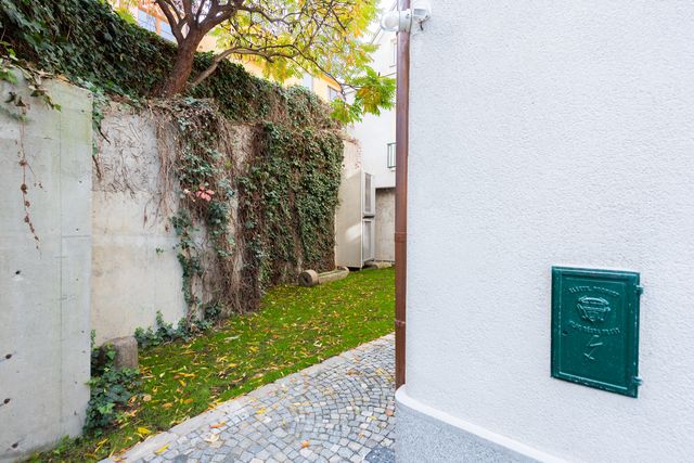 Mezonet s tyrkysovým schodištěm, Praha