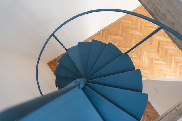 Mezonet s tyrkysovým schodištěm, Praha