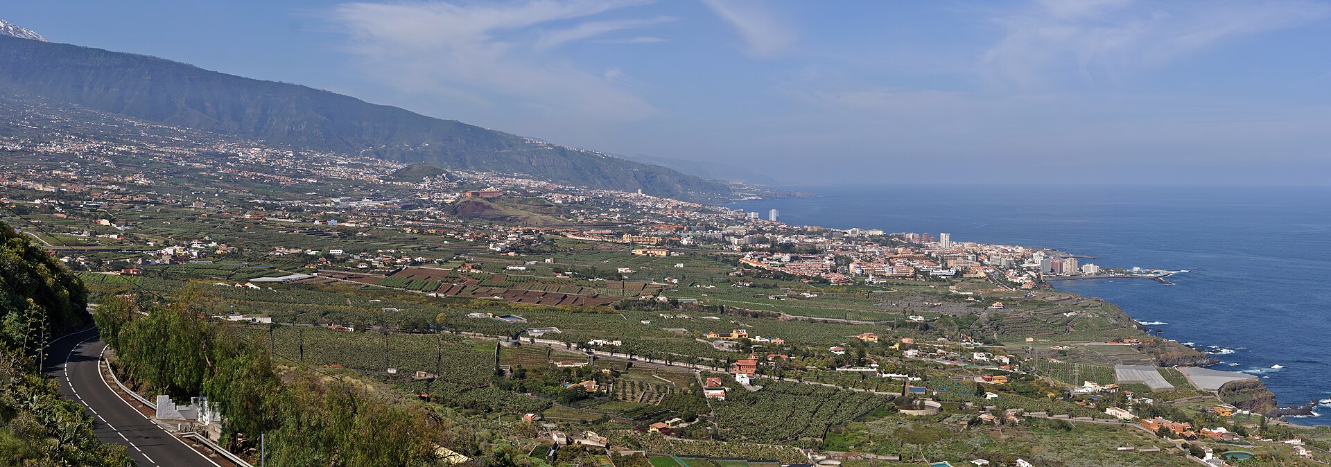 Údolí La Orotava na Tenerife: domy v zeleni nad Atlantským oceánem
