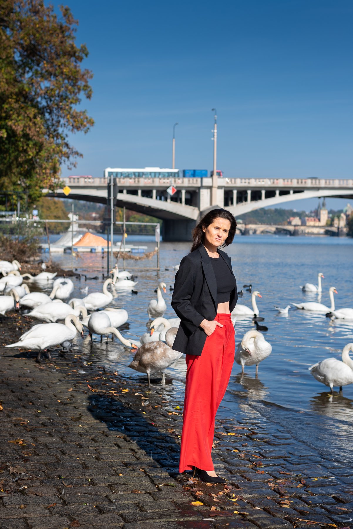 Michaela Řezáčová, v červených kalhotách a černém saku